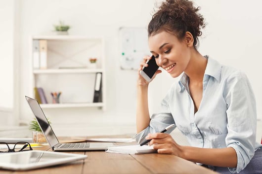 Jeune femme souriante qui travaille