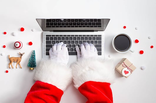 Père Noël tapant sur un clavier d'ordinateur