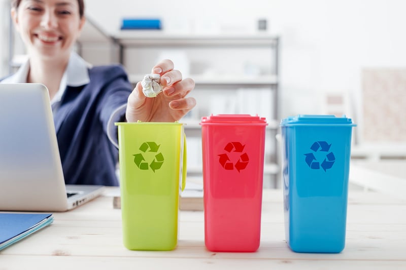 Employé triant ses déchets au bureau