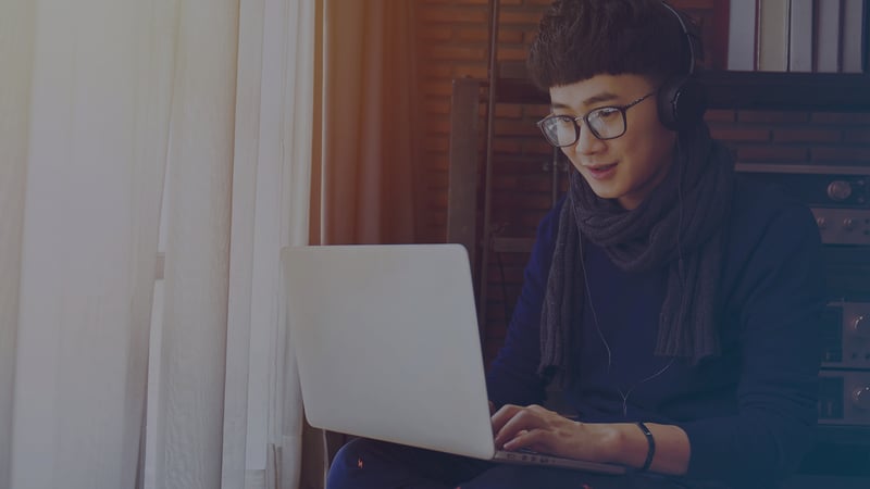 Personne qui écrit sur ordinateur