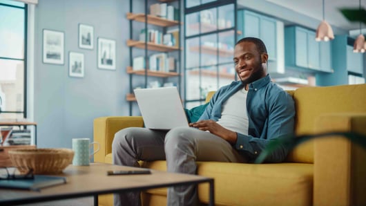 Homme qui rédige sa lettre de motivation