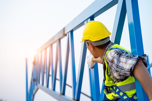 Ingénieur portant un équipement de sécurité pour travailler en hauteur